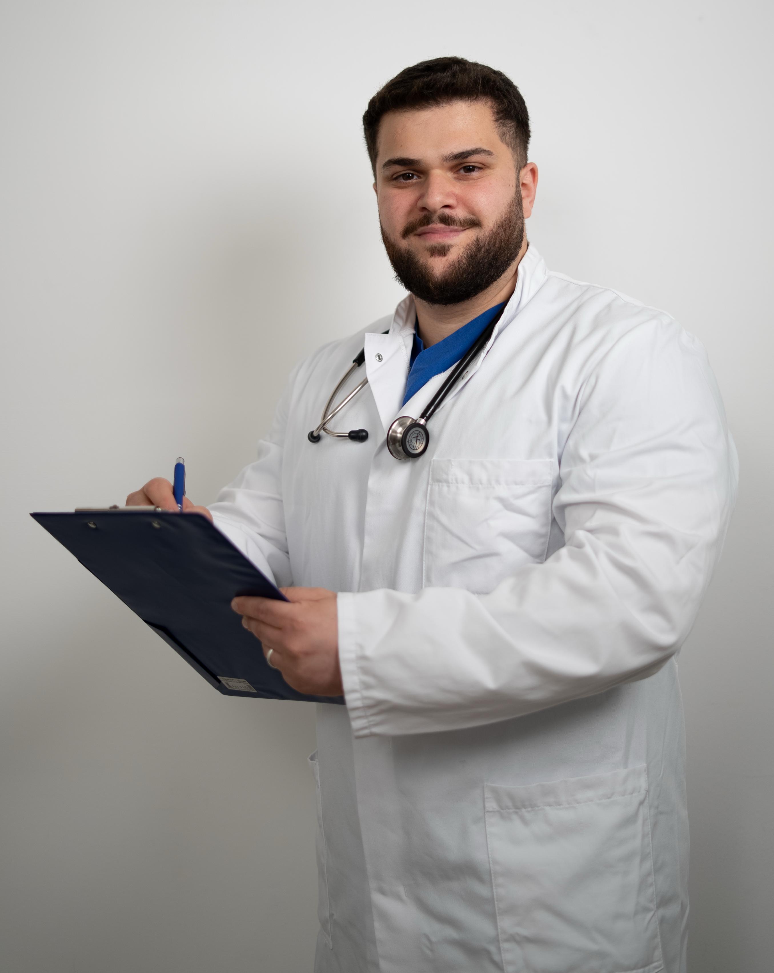 MUDr. Ahmed Abdel-Rahman im Arztkittel