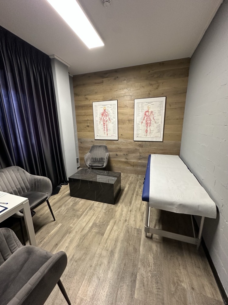 Ruhiger Behandlungsraum mit Liege für deine Infusion