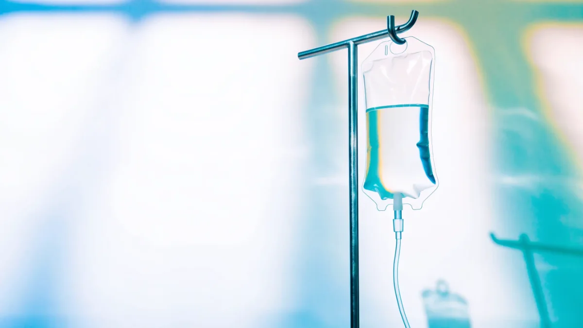 Infusionsbeutel mit klarer Lösung an einem Stativ
